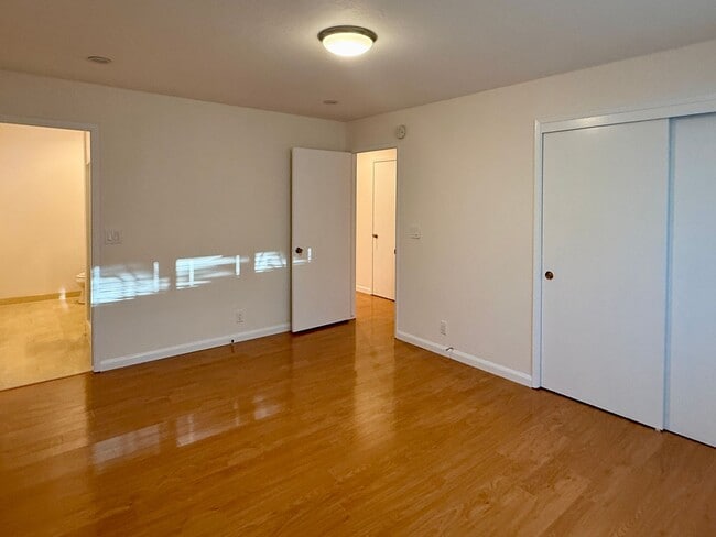 Building Photo - 817/819 E Dana St