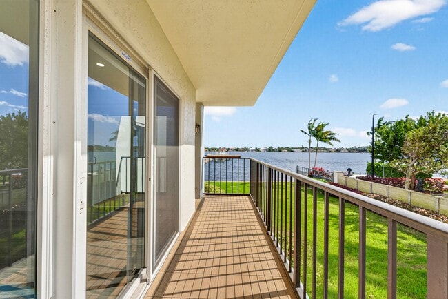 Building Photo - 1206 S Lake Dr