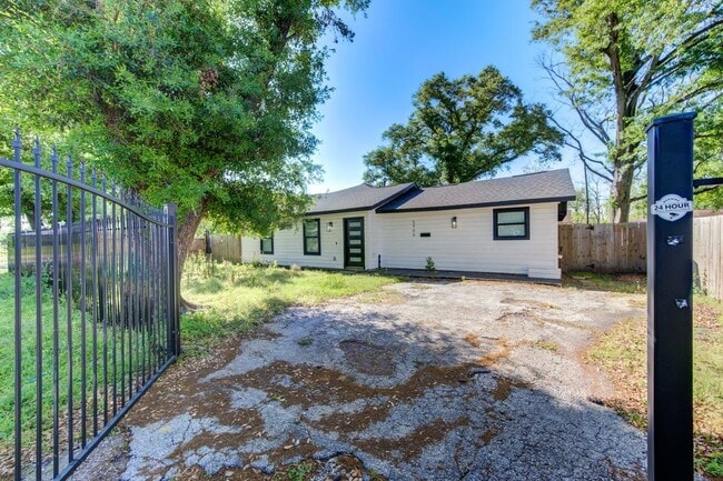 Building Photo - 5906 Hilary St