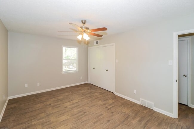 Building Photo - 5380 Albemarle Dr