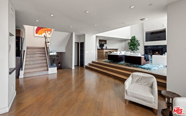 Building Photo - 2826 Las Alturas St