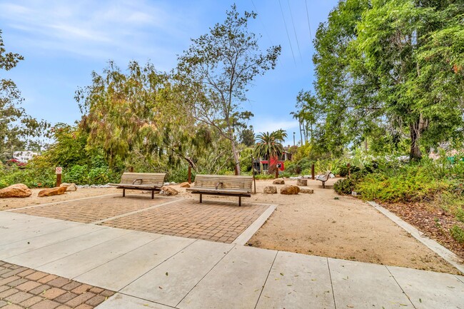 Building Photo - 1 Bedroom Condo in Mission Hills