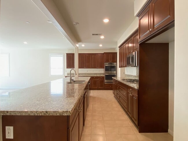 Building Photo - Beautiful 6 bed and 4.5 bath home in West ...