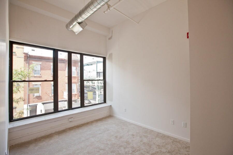 201 Living room - 4368 Cresson St
