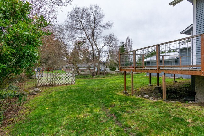 Building Photo - 3 bedroom/3 Bathroom House- In Town with Large yard