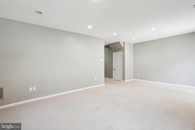 Building Photo - 10150 Village Knolls Ct