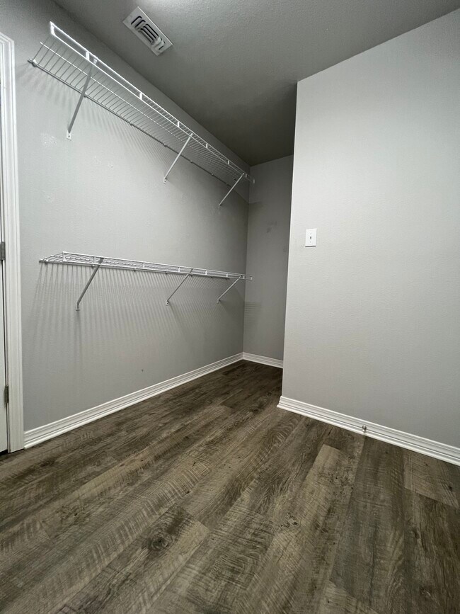 Building Photo - 9945 Kahana St