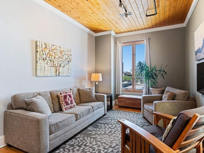 Building Photo - Fabulous Downtown Asheville Apartment