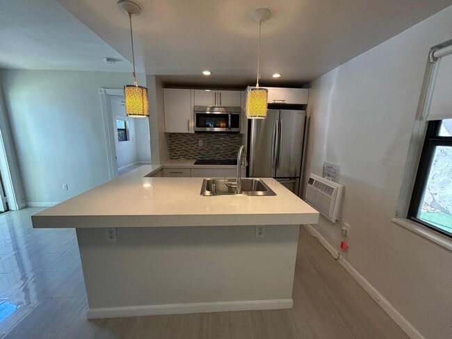 Building Photo - 112 NE 5th St