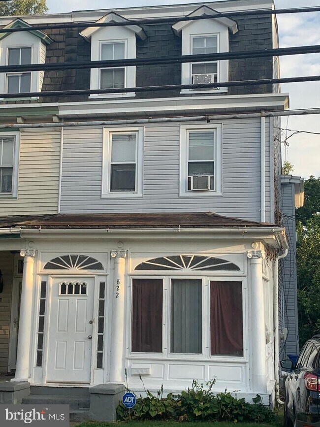 Building Photo - 822 Columbus Rd
