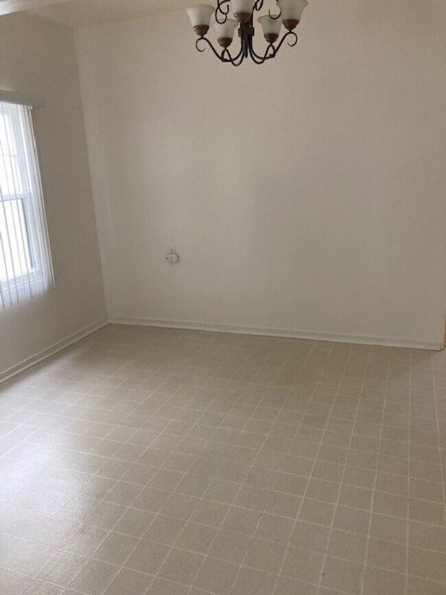 Building Photo - 204BE