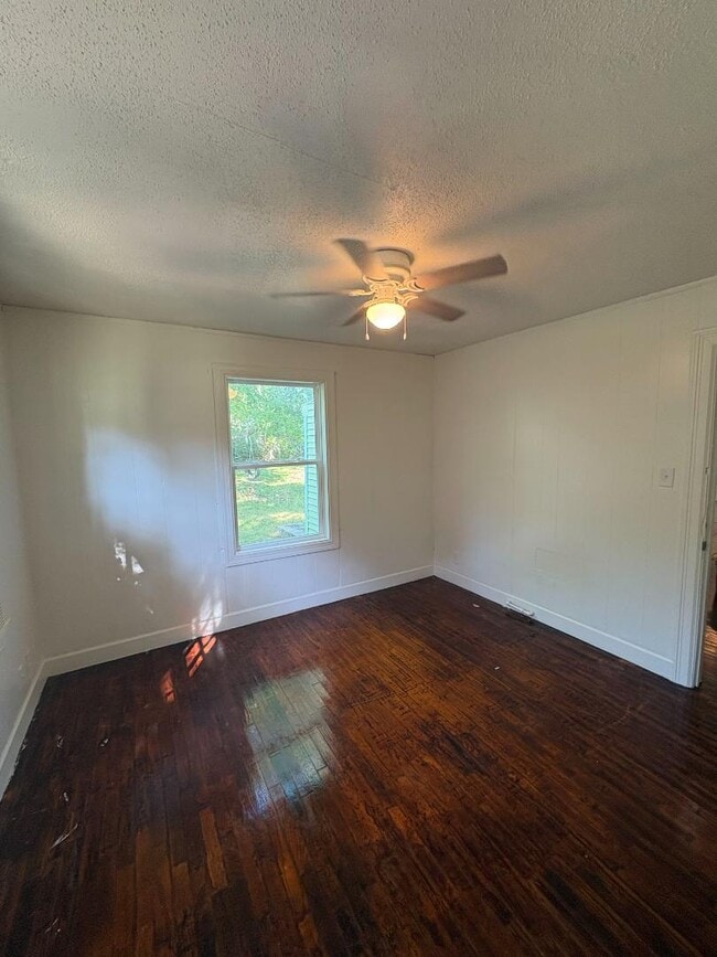 Building Photo - 1439 S Oak Ave