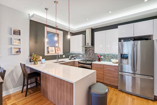 Building Photo - WICKER PARK - ULTRA MODERN 3BD/2BTH COND FOR RENT!