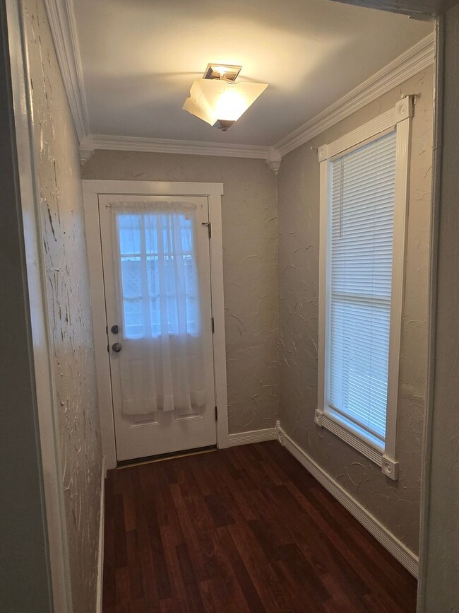 Building Photo - ***Newly remodeled 2/1*** located in the heart of Mineral Wells, TX minuets from Downtown