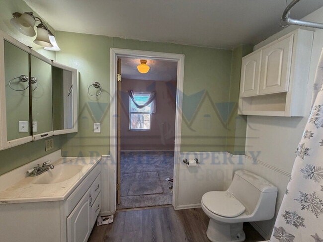 Building Photo - 656 N Cedar St