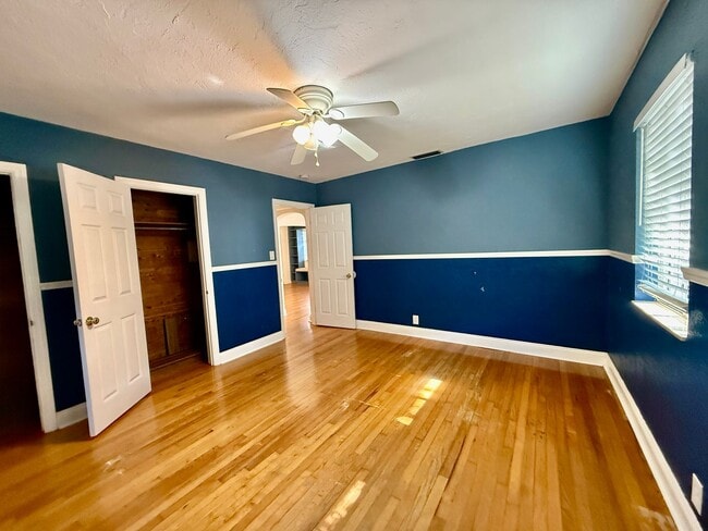 Building Photo - Euclid/Woodlawn Roommate Dream 4/3 home