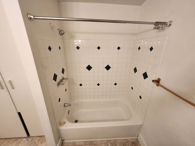 Building Photo - 677 E Clarion Dr