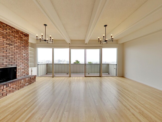 Building Photo - 4BR Home with Jaw-Dropping Views, Garage, ...