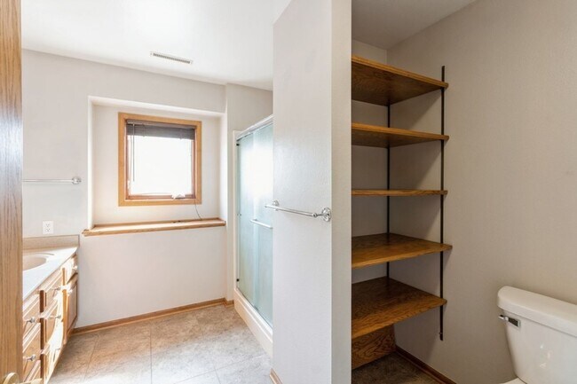 Building Photo - FINISHED BASEMENT WITH FENCED YARD! 4 Bedroom, 3.5 Bathroom Home in Ames