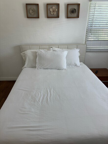 Building Photo - 1416 S Crest Dr