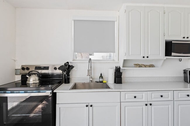 Building Photo - Charming 2-Bedroom Single-Family Home with...