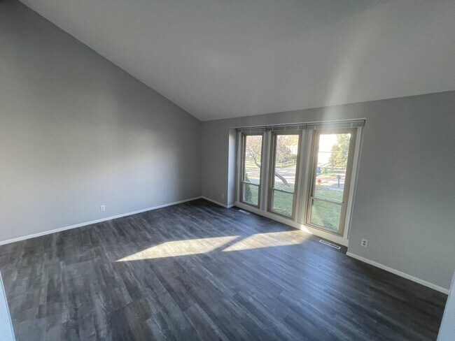 Building Photo - Home For Rent Bellevue.