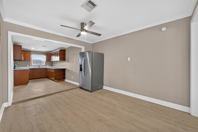 Building Photo - 5714 Southwind St