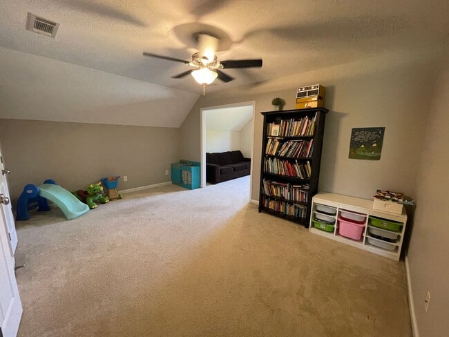 Building Photo - Charming 4 bedroom/2.5 bathroom in Tudor Branch!