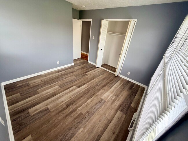 Building Photo - 1134 Oakwood Dr