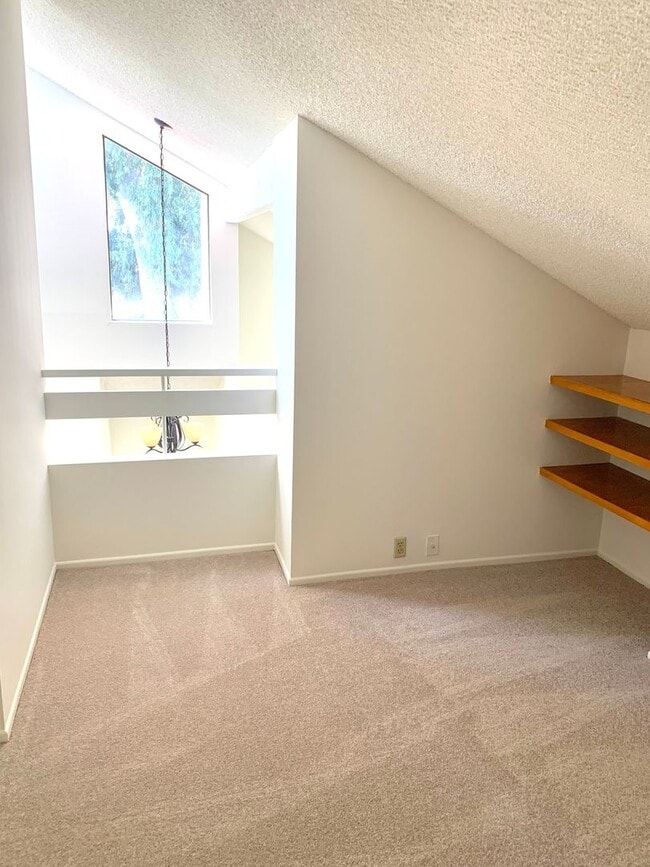 Building Photo - Ojai's Creekside Village Condo!