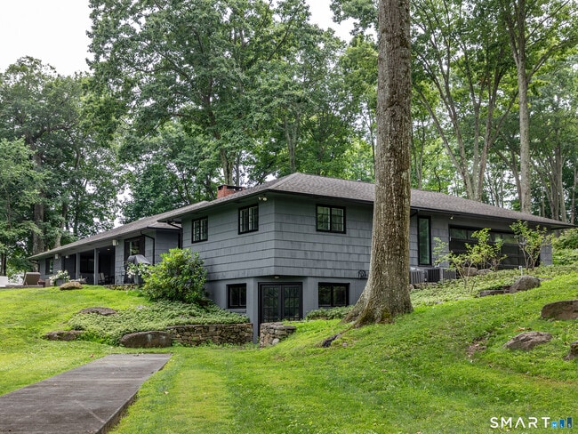 Building Photo - 321 W Shore Rd