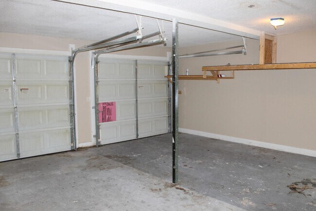 Building Photo - Single story ranch with 2 car attached gar...