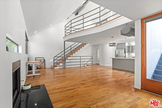 Building Photo - 1015 Marine St