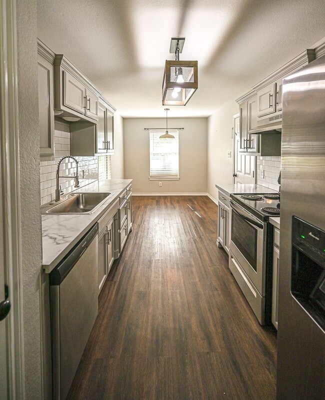 Building Photo - Cozy 3 Bedroom 2 Bath beautiful brick home...
