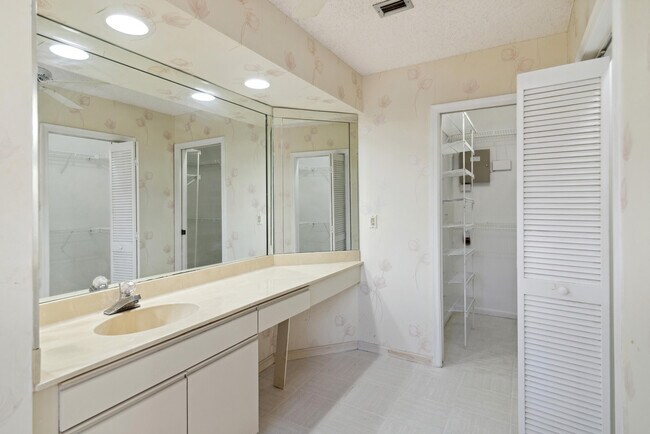 Building Photo - 7842 Villa Nova Dr N