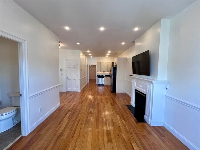 Building Photo - 150 1/2 M St