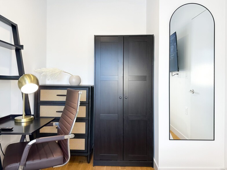 Building Photo - Furnished room/NOT APARTMENT
