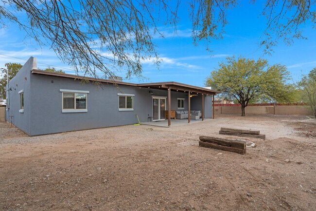 Building Photo - 3816 E Lee St