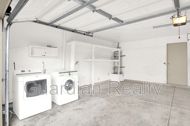 Building Photo - 2209 Tall Pine Dr