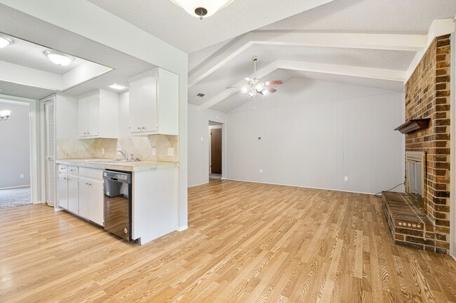 Building Photo - Simple 3 Bedroom, 2 Bath Home in South Aus...