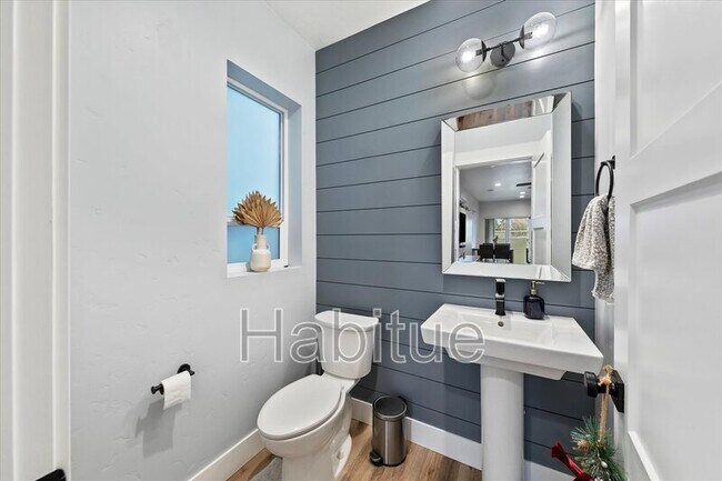 Building Photo - 917 E Bissett St