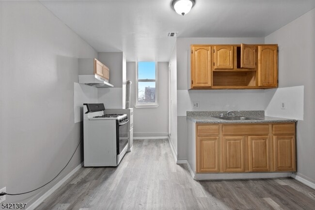 Building Photo - 23 Monroe St