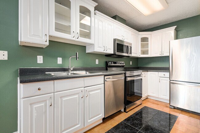 Building Photo - Experience comfortable city living in this...