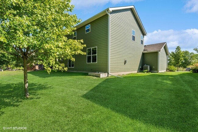 Building Photo - 4505 Yellowstone Ln N