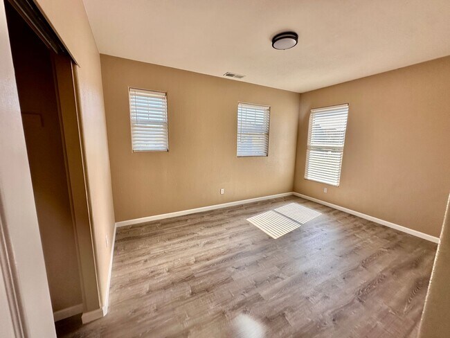 Building Photo - 4 bed/ 4.5 bath in Santa Rosa