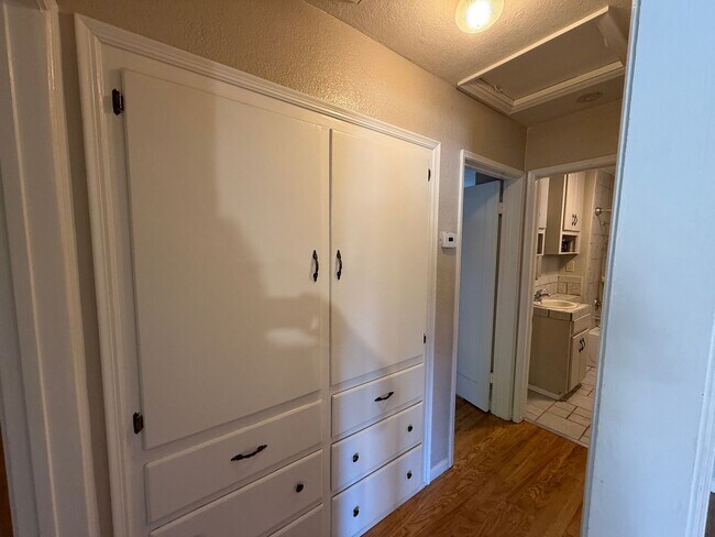 Building Photo - Single story in the heart of Modesto!