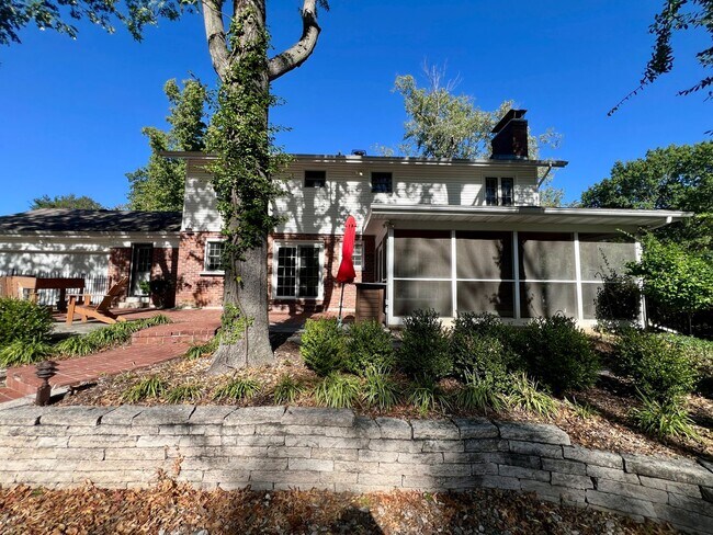 Building Photo - 1685 Lochcrest Dr