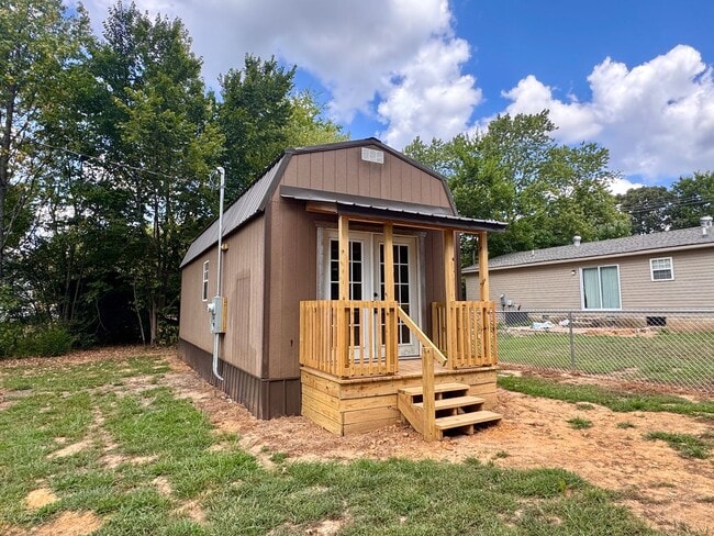 Building Photo - 1 Bedroom/1 Bathroom Tiny Home in Southside