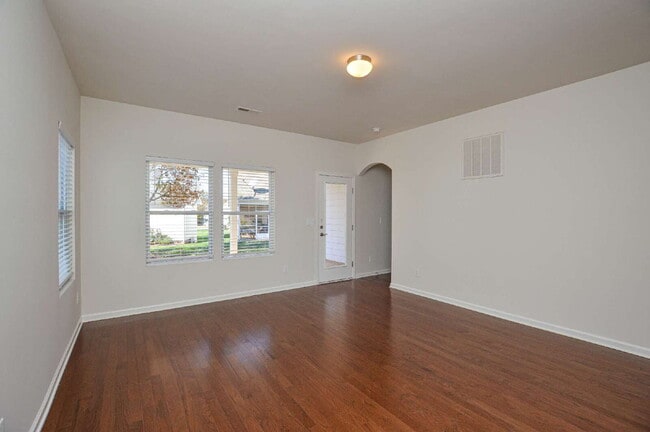 Building Photo - Modern Comfort, Flexible Living, Tailored ...