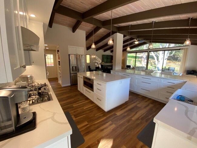 Building Photo - 121 Degas Rd